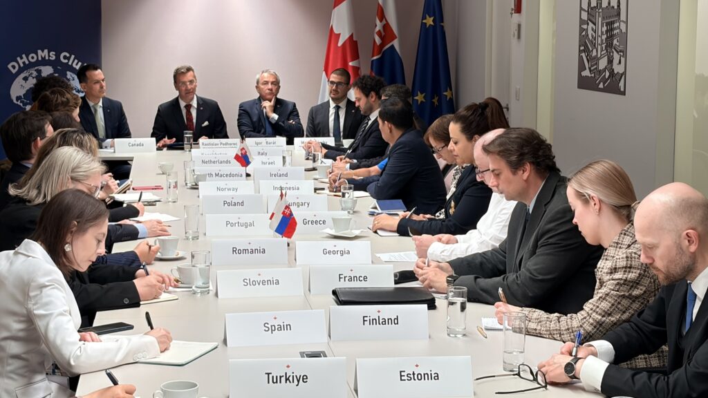 Stretnutie so zahraničnými diplomatmi na kanadskej ambasáde